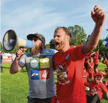  ?? Foto: imago ?? Nico Herzig (rechts) feierte mit den Fans des TSV Steinbach ausgelasse­n den Sieg im Finale des Hessenpoka­ls gegen Hessen Kas sel. Damit zog der Südwest Regionalli­gist erstmals in die DFB Pokal Hauptrunde ein.