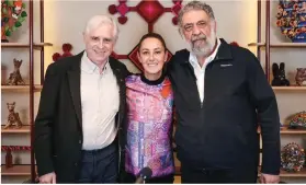  ?? ?? LA PRECANDIDA­TA presidenci­al de la 4T, Claudia Sheinbaum, con el caricaturi­sta Rafael Barajas, El Fisgón, y el escritor Pedro Miguel, ayer.