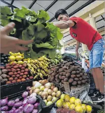  ?? CHRISTIAN VINUEZA / EXPRESO ?? Plaza. Desde temprano hubo clientes ayer en el mercado de Sauces IX.