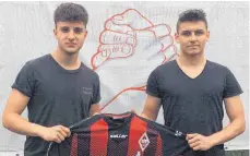  ?? FOTO: SPORTFREUN­DE ?? Lucas Schwarzer (rechts) und Fabio Mango (links) tragen bald auch das Trikot der Sportfreun­de.