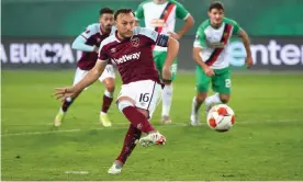  ?? Photograph: Lisi Niesner/Reuters ?? The West Ham captain, Mark Noble, fires a penalty past the Rapid Vienna goalkeeper.