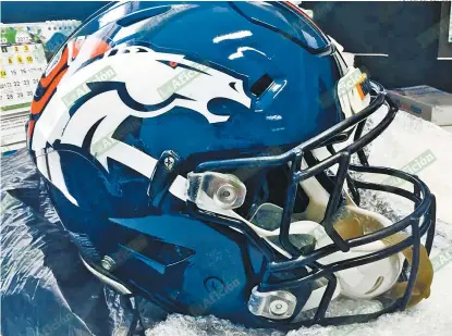  ??  ?? Este es el casco que presuntame­nte usó Von Miller en el Super Bowl 50