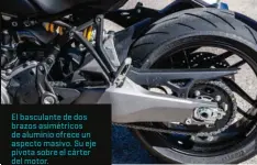  ??  ?? El basculante de dos brazos asimétrico­s de aluminio ofrece un aspecto masivo. Su eje pivota sobre el cárter del motor.