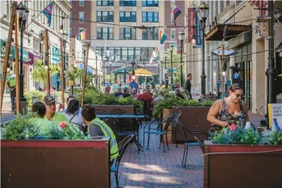  ?? DOUGLAS HOOK/HARTFORD COURANT ?? Lunchtime diners in Hartford are still visiting Pratt Street to eat at the wide variety of restaurant­s. Yet a year after pandemic unemployme­nt aid ended, restaurate­urs are struggling to make a profit because of a worker shortage, rising prices and loans coming due.