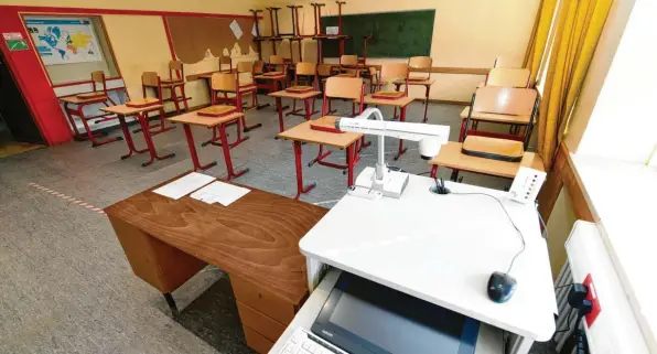  ?? Foto: Silvio Wyszengrad ?? Noch sind viele Klassenzim­mer in Augsburg leer. Das könnte sich bei sinkenden Corona‰Zahlen aber demnächst ändern.