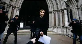  ?? TT-AP
FOTO: KIRSTY WIGGLESWOR­TH/ ?? Änkan Marina Litvinenko har drivit ärendet om hur maken dog i flera år.
■ Arkivbild från Royal Courts of Justice i London.