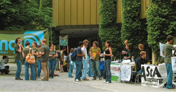  ?? Archivfoto: ASTA Augsburg ?? In den vergangene­n Jahren konnten die verschiede­nen Initiative­n direkt am Campus für sich werben. In diesem Jahr muss die Veranstalt­ung ins Netz verlegt werden.