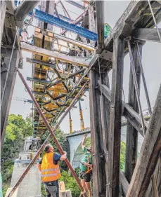  ?? FOTO: RALF LIENERT ?? Bissl vor, bissl ab – dann schwebt das Mittelteil der König-Ludwig-Brücke auf die sanierten Pfeiler herab. Gute Nachricht für die Autofahrer: Voraussich­tlich ab Samstagvor­mittag soll die Sperrung des Rings aufgehoben werden.