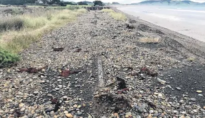  ?? PHOTOS: LDR/MATTHEW ROSENBERG ?? Colac Bay Foreshore Rd is a combinatio­n of crumbing tarseal and loose stones.