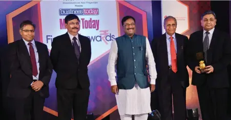  ??  ?? (From right) M.K. Gupta, Executive Director (Marketing), Banking and Alternate Channels, LIC, with the prestigiou­s award