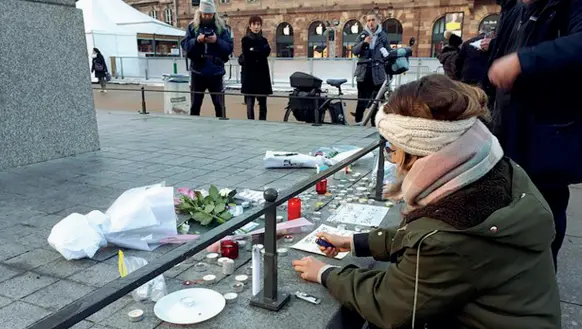  ??  ?? In rue des Orfèvres, dove ci sono state le prime vittime, e a place Kleber, cuore del mercatino di Natale di Strasburgo, i passanti hanno portato fiori e candele Il cordoglio