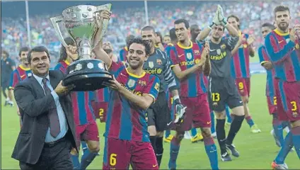  ?? FOTO: PERE PUNTÍ ?? Xavi Hernández y Joan Laporta, en el ofrecimien­to de LaLiga 2009-10 al Camp Nou ya con Sandro Rosell como presidente