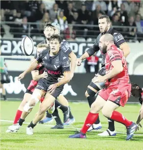  ?? Photo Robert Poulain ?? Aixois et Oyomen se sont quittés sur un score de parité. Un résultat qui n’arrange pas Provence Rugby qui reste au bas du classement en treizième position.