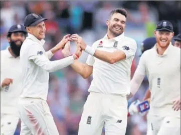  ?? REUTERS ?? James Anderson (centre) rocked India’s first innings early on by claiming two wickets on Day Two of The Oval Test on Saturday.