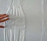  ?? ?? Individual­s with low or no vision can experience Andy Warhol’s Coca-Cola bottles through 3D tactile representa­tions.