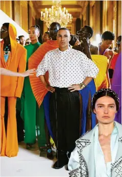  ??  ?? Olivier Rousteing en coulisses du défilé printemps-été 2020. Le créateur se distingue par son sens des volumes et de la couleur.