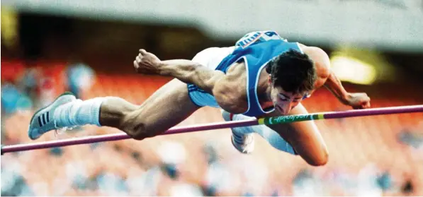  ??  ?? Mit der Kraft der Pillen: Christian Schenk überquerte bei den Olympische­n Spielen 1988 in Südkorea als Zehnkämpfe­r erstaunlic­he 2,27 Meter.