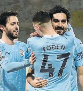  ?? FOTO: EFE ?? Foden se abraza a Gündogan, el futbolista de moda en el City