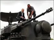  ?? ?? Scholz inspecting anti-aircraft artillery