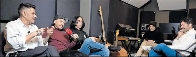  ?? ?? Álvaro Benito (voz y guitarra), Héctor Navío (bajista) y Juan Zurdo (batería), integrante­s de Chicle, durante su charla con AS en el estudio de su sello, Sonido Muchacho.