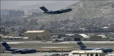  ?? (Photo AFP) ?? Des avions de l’US Air Force décollaien­t hier encore de l’aéroport de Kaboul, pour assurer les rotations du gigantesqu­e pont aérien qui a permis d’exfiltrer quelque   personnes.