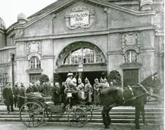  ??  ?? 1916 stattete König Ludwig III. dem nach ihm benannten „Ludwigsbau“im Stadtgar ten einen Besuch ab.