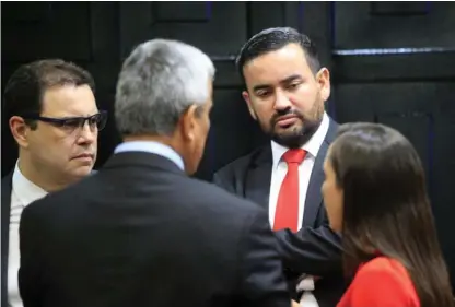  ?? RAFAEL PACHECO ?? Jonathan Prendas (atrás) presidió la comisión dedicada a los proyectos de la OCDE. Con él, los diputados Carlos Ricardo Benavides (izq.) y Carolina Hidalgo, y el ministro Víctor Morales.