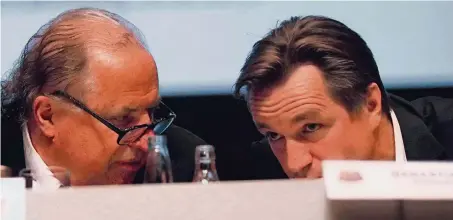  ?? FOTOS: ANDREAS SCHLICHTER ?? FCS-Präsident Hartmut Ostermann (links) und Sebastian Pini stecken die Köpfe zusammen.