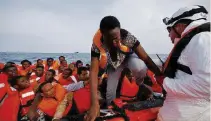  ?? LaPresse ?? Correre ai ripari Migranti salvati al largo della Libia