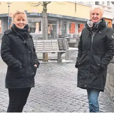  ?? FOTO: JÜRGEN MOLL ?? Constanze Hempel (l.) und Jutta Paulig sind für die AWO Schuldnerb­eratung im Einsatz. 103 neue Klienten zählten sie in 2020.