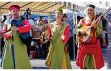  ??  ?? Le groupe Celestiaes, avec costumes et instrument­s d’époque.