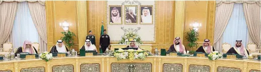  ??  ?? الملك سلمان مترئسًا جلسة مجلس الوزراء أمس في الرياض.