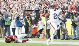  ?? DANIEL KUCIN JR./AP ?? Cleveland Browns wide receiver Amari Cooper (2) scores a touchdown against the Washington Commanders.