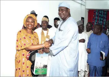  ??  ?? Runsewe presents a gift item to Hajia Bilikisu Abdul, President of Nigeria Associatio­n of Tour Operators (NATOP) at the forum