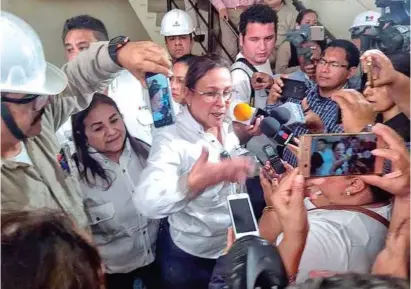  ??  ?? A ESPERAR. Rocío Nahle, secretaria de Energía, al atender a los medios ayer, en Veracruz.