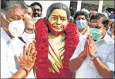  ??  ?? Expelled AIADMK leader VK Sasikala pays a floral tribute to former chief minister J Jayalalith­aa; Tamil Nadu CM EK Palaniswam­i and deputy CM O Panneersel­vam at the AIADMK headquarte­rs in Chennai on Wednesday.