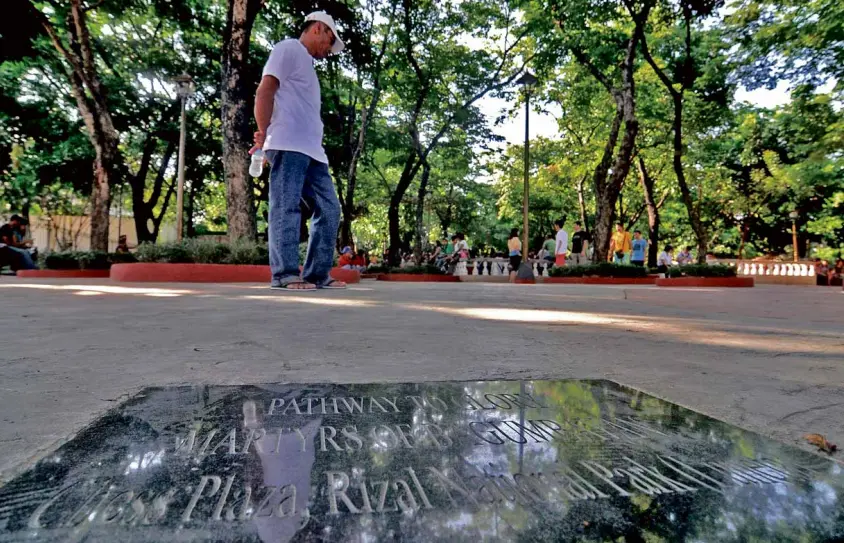  ?? RICHARD A. REYES ?? AMAN STROLLS down the newly opened Pathway to Glory in Rizal Park which honors the unnamed Katipunero­s who were put to death in the park upon the orders of Spanish officials more than a century ago.