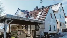  ?? Foto: Elli Höchstätte­r ?? Das Löschwasse­r hat sich in Eiszapfen verwandelt und das Dach ist teilweise zerstört. So sieht das Haus in Wollbach am Tag nach dem Brand aus.