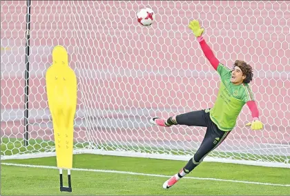  ??  ?? El guardameta mexicano Guillermo Ochoa, quien suena para llegar a Las Palmas, durante el entrenamie­nto realizado ayer en el estadio central de Kazán, previo al partido ante Rusia ■ Foto Afp