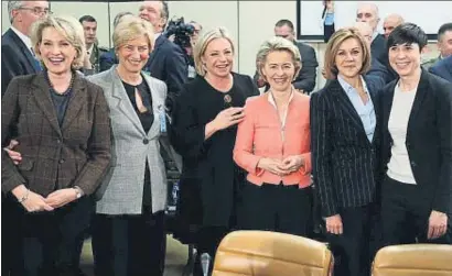  ?? FRANCOIS LENOIR / REUTERS ?? Les ministres de Defensa d’Albània, Itàlia, Holanda, Alemanya, Espanya i Noruega, ahir a Brussel·les