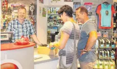  ?? FOTO: SGIER ?? Beate und Franz Göppel aus Legau machen eine Shopping-Tour. Ralf Dörner (links) freut sich über die Kunden aus der Nachbarsch­aft.