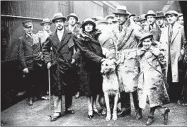  ?? CHICAGO TRIBUNE HISTORICAL PHOTO ?? Alberto and Ada Guglielmi and son Jean pose with actor Rudolph Valentino and his Irish wolfhound, Centaur Pendragon, at Union Station in 1926. The two men were brothers.