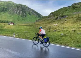  ?? ?? Lungo i tornanti dell’Oberalp.