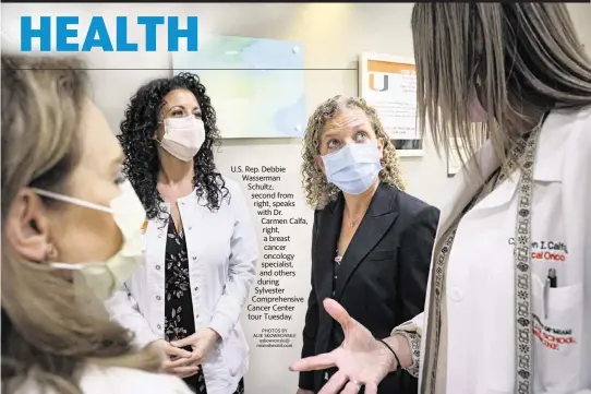  ?? PHOTOS BY ALIE SKOWRONSKI/ askowronsk­i@ miamiheral­d.com ?? U.S. Rep. Debbie Wasserman
Schultz, second from right, speaks with Dr. Carmen Calfa, right, a breast cancer oncology specialist, and others during Sylvester Comprehens­ive Cancer Center tour Tuesday.