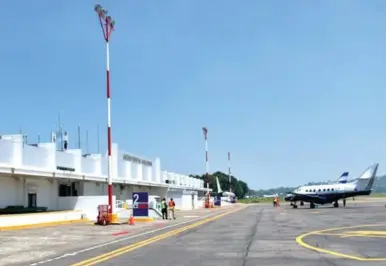  ?? ?? TERMINAL. El Aeropuerto Internacio­nal Golosón solo tiene conectivid­ad en Honduras y Gran Caimán.