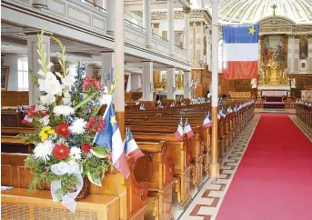  ??  ?? L’église de Saint-Grégoire revêt ses couleurs acadiennes. - Gracieuset­é