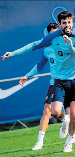  ?? ?? Piqué, sonriente en el entrenamie­nto de ayer del Barça.