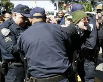  ?? MARCIO JOSE SANCHEZ - THE ASSOCIATED PRESS ?? San Francisco Police Francisco, Saturday. Officers arrest a protester outside of Alamo Square Park in San
