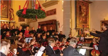  ?? Foto: Ingeborg Anderson ?? Das Kammerorch­ester Bobingen und der Landsberge­r Jugendchor bestritten das diesjährig­e Adventskon­zert in St. Felizitas ge meinsam.
