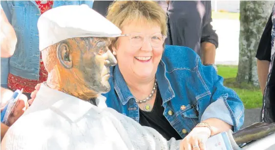  ??  ?? Celebrity cook Jo Seagar gets up close and personal with our famous Kiwi bloke, Barry.